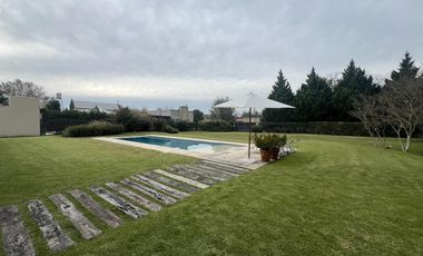 Casa de 4 Amb. sobre terreno de 3700m2 a la venta en Cañuelas
