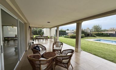 Casa de 4 Amb. sobre terreno de 3700m2 a la venta en Cañuelas
