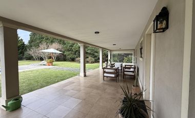 Casa de 4 Amb. sobre terreno de 3700m2 a la venta en Cañuelas