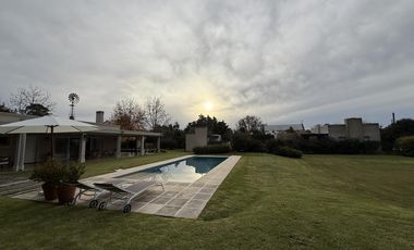 Casa de 4 Amb. sobre terreno de 3700m2 a la venta en Cañuelas