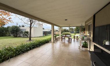 Casa de 4 Amb. sobre terreno de 3700m2 a la venta en Cañuelas
