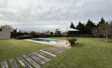 Casa de 4 Amb. sobre terreno de 3700m2 a la venta en Cañuelas