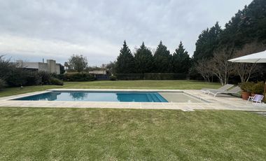 Casa de 4 Amb. sobre terreno de 3700m2 a la venta en Cañuelas