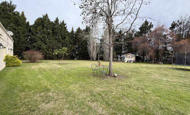 Casa de 4 Amb. sobre terreno de 3700m2 a la venta en Cañuelas