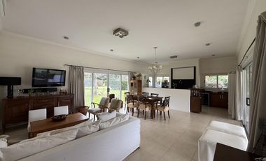 Casa de 4 Amb. sobre terreno de 3700m2 a la venta en Cañuelas
