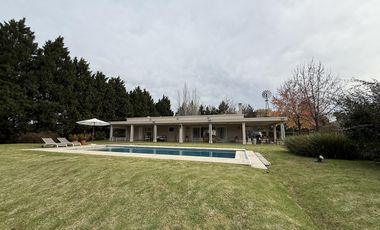 Casa de 4 Amb. sobre terreno de 3700m2 a la venta en Cañuelas