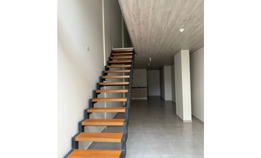 ALQUILER LOCAL COMERCIAL CON ENTREPISO EN PASEO QUATTRO