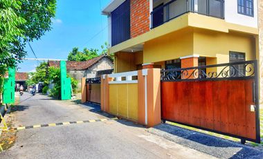 Dijual Rumah 2 Lantai, Halaman Luas! Lokasi Strategis di TENGAH KOTA BANTUL DEKAT RSUD BANTUL.