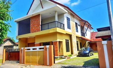 Dijual Rumah 2 Lantai, Halaman Luas! Lokasi Strategis di TENGAH KOTA BANTUL DEKAT RSUD BANTUL.