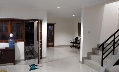 Townhouse Awana Mantrijeron 4 Kamar 3 Kamar Mandi