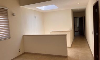 CASA EN RENTA FRACC PORTOFINO MODELO ISABELLA CON EXCEDENTE DE JARDÍN