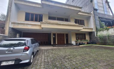 SEWA RUMAH MEWAH TERAWAT 2 LANTAI DI MAINROAD SUKAJADI BISA BUAT USAHA