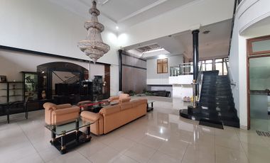 SEWA RUMAH MEWAH TERAWAT 2 LANTAI DI MAINROAD SUKAJADI BISA BUAT USAHA