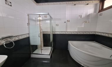 SEWA RUMAH MEWAH TERAWAT 2 LANTAI DI MAINROAD SUKAJADI BISA BUAT USAHA