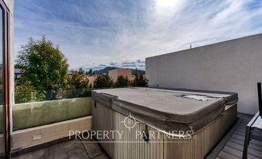 Excelente departamento Duplex con Quincho en la Azotea, vista  despejada en la Dehesa Central.