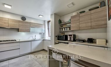 Excelente departamento Duplex con Quincho en la Azotea, vista  despejada en la Dehesa Central.