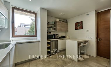 Excelente departamento Duplex con Quincho en la Azotea, vista  despejada en la Dehesa Central.