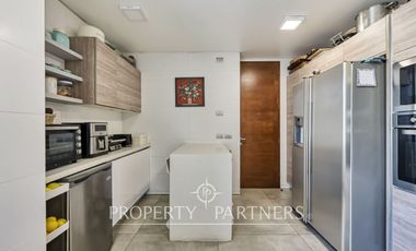 Excelente departamento Duplex con Quincho en la Azotea, vista  despejada en la Dehesa Central.