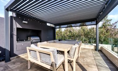 Excelente departamento Duplex con Quincho en la Azotea, vista  despejada en la Dehesa Central.