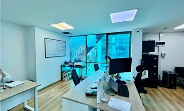 EN VENTA OFICINA EN EL POBLADO