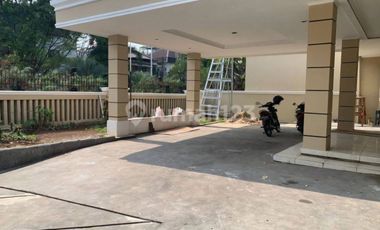 LXMMT 0130 Disewa Rumah Di Jalan Utama Pondok Indah Jakarta Selatan