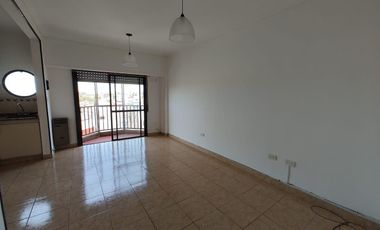 Departamento en ALQUILER de DOS ambientes con COCHERA - Wilde