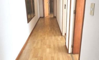 Departamento en  alquiler por 24 meses. 4 ambientes. Todo al frente. Cochera. Baulera.