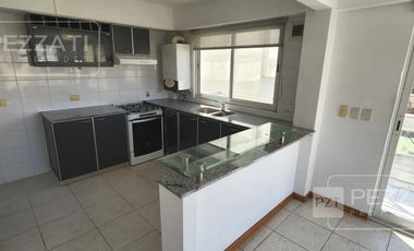 Departamento en  alquiler por 24 meses. 4 ambientes. Todo al frente. Cochera. Baulera.