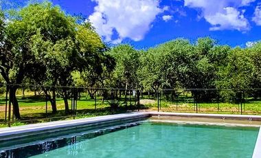 Chalet con super piscina y parque en alquiler temporario