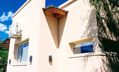 Chalet con super piscina y parque en alquiler temporario