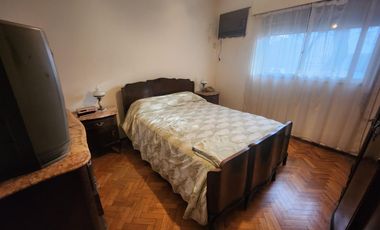 VENTA - Casa 3 dormitorios, con cochera y patio - España y Hospitales, Rosario. APTO CRÉDITO.