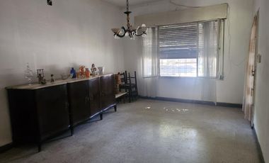 VENTA - Casa 3 dormitorios, con cochera y patio - España y Hospitales, Rosario. APTO CRÉDITO.