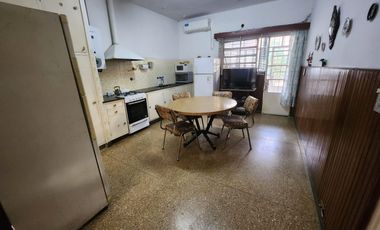 VENTA - Casa 3 dormitorios, con cochera y patio - España y Hospitales, Rosario. APTO CRÉDITO.