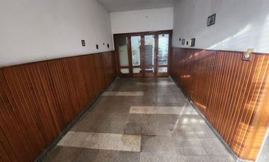 VENTA - Casa 3 dormitorios, con cochera y patio - España y Hospitales, Rosario. APTO CRÉDITO.