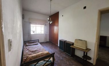 VENTA - Casa 3 dormitorios, con cochera y patio - España y Hospitales, Rosario. APTO CRÉDITO.