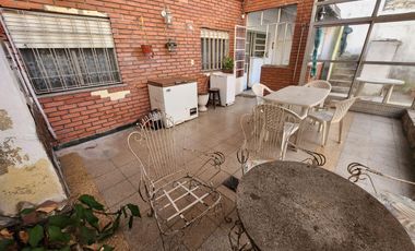 VENTA - Casa 3 dormitorios, con cochera y patio - España y Hospitales, Rosario. APTO CRÉDITO.