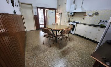 VENTA - Casa 3 dormitorios, con cochera y patio - España y Hospitales, Rosario. APTO CRÉDITO.