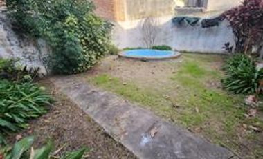 VENTA - Casa 3 dormitorios, con cochera y patio - España y Hospitales, Rosario. APTO CRÉDITO.