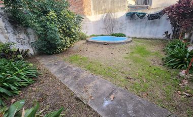 VENTA - Casa 3 dormitorios, con cochera y patio - España y Hospitales, Rosario. APTO CRÉDITO.