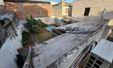 VENTA - Casa 3 dormitorios, con cochera y patio - España y Hospitales, Rosario. APTO CRÉDITO.