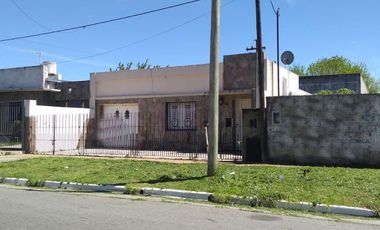 Casa en venta - 2 dormitorios 1 baño - cochera - 300mts2 - La Plata