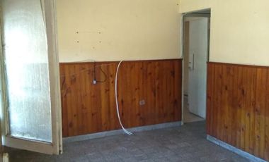 Casa en venta - 2 dormitorios 1 baño - cochera - 300mts2 - La Plata