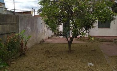 Casa en venta - 2 dormitorios 1 baño - cochera - 300mts2 - La Plata