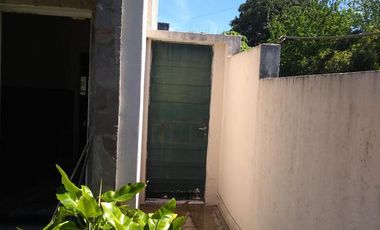 Casa en venta - 2 dormitorios 1 baño - cochera - 300mts2 - La Plata