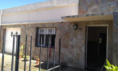 Casa en venta - 2 dormitorios 1 baño - cochera - 300mts2 - La Plata