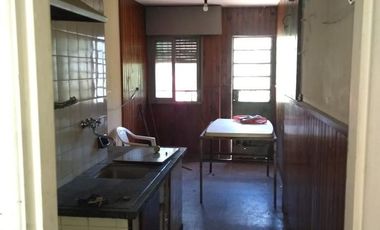 Casa en venta - 2 dormitorios 1 baño - cochera - 300mts2 - La Plata