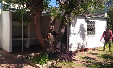 Casa en venta - 2 dormitorios 1 baño - cochera - 300mts2 - La Plata