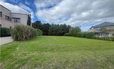 Espectacular lote de 808 MT2 en Barrio privado Rumenco. ¡Escriturado!