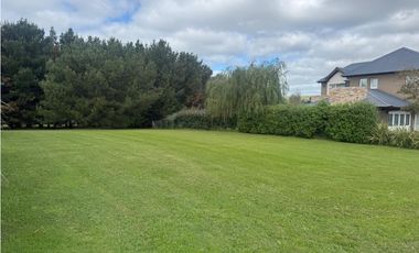 Espectacular lote de 808 MT2 en Barrio privado Rumenco. ¡Escriturado!