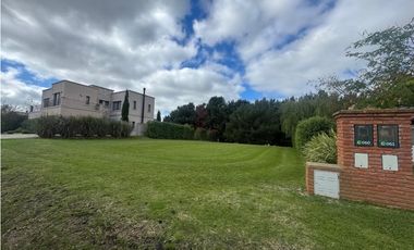 Espectacular lote de 808 MT2 en Barrio privado Rumenco. ¡Escriturado!